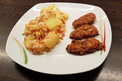Recept: Čevabčici po táborsku a babiččin bramborový salát